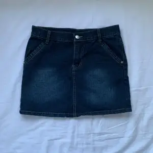 Fin lågmidjad jeans Kjol i storlek 27, 💗 midjemått tvärs över: 37 hör av er vid frågor! 💕