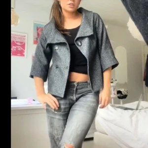 Kort kappa! - Superfin grå kortärmad kappa! Perfekt inför våren! Har lite skimmer i sig och knappar på framsidan:) Skriv om du vill att jag skickar fler bilder eller så😊