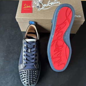 Christian Louboutin skor  - Christian Louboutin skor Mörkblå med spikar. Ny Skick, Storlek 43 ( Dustbag och Box ingår )