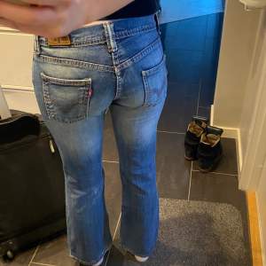 Super coola vintage Levis jeans som passar någon kortare🫶🏻