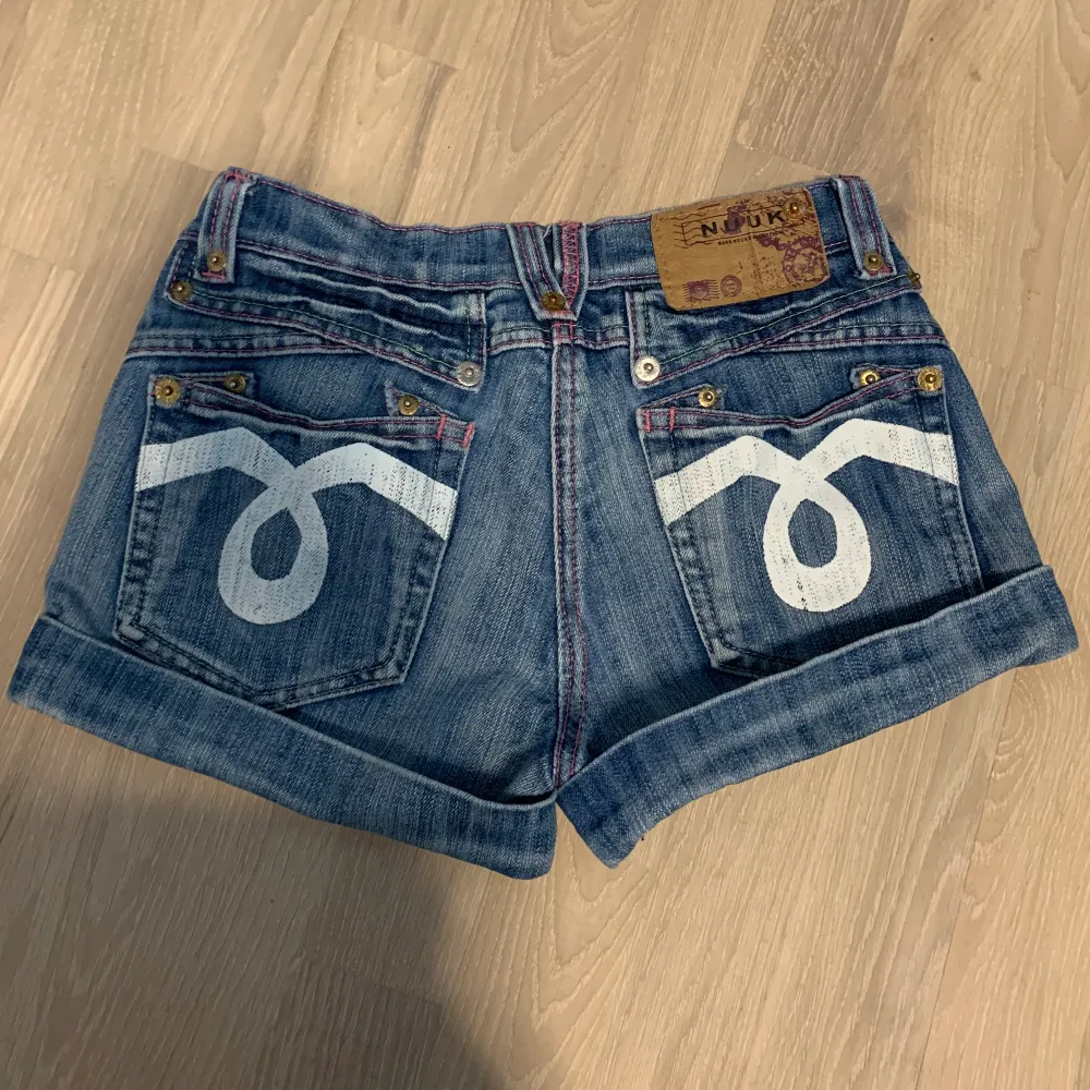 Snygga jeansshorts med rosa detaljer🎀 Passar storlek S/Xs! Svarar gärna på frågor om mått, prisförslag osv❤️. Shorts.