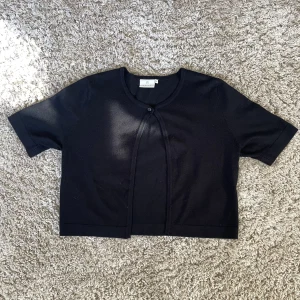 Svart bolero - Säljer min jättefina bolero som inte kommer till användning💞