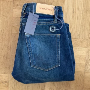 Acne Jeans - Gamla vintage Acne Jeans (Acne Studios) från ca 2006.  Helt nya oanvända  med tags kvar, nypris var 1699kr.   Rak modell, storlek 28/32. Hör av dig om du har frågor 💬