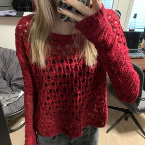 Röd stickad tröja - Röd hålstickad tröja från hollister🎀 Storlek L men passar S/Xs! Svarar gärna på frågor om mått, prisförslag osv❤️