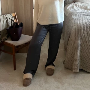 Grå byxor  - Säljer dessa oanvända ”satin” byxorna från mango! Storlek S, funkar både att klä upp och klä ner❤️