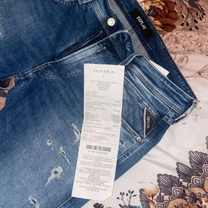 Säljer min byxor då den är en aning för liten - Köptes för cirka 4 månader sedan, använd Max 5 gånger.  Har köpt den för 1779, har kvittot oxå