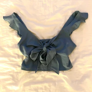 Topp med volang - Superfin sommartopp med volang på axelbanden 🩷 