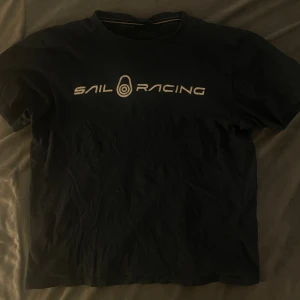 Sail Racing t-shirt  - Jag säljer en snygg sail racing t-shirt. Skön att använda hemma och snygg ute som basic t-shirt. Den sitter i perfekt längt och är ganska tajt vilket ger en snygg form. Funkar om man har storlek XS, priset kan diskuteras. 