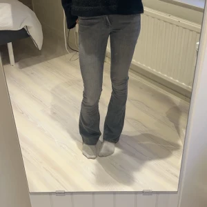 Gråa jeans - Säljer dessa super fina jeans ifrån only då dom aldrig kommer till användning. Dom är i storlek 32 och i ett jätte fint skick. 