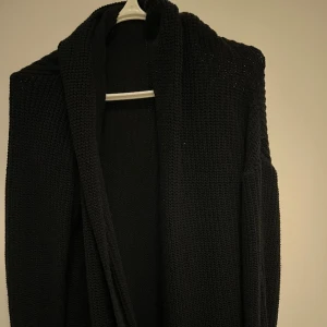 Lång svart kofta - Lång svart stickad kofta med fickor