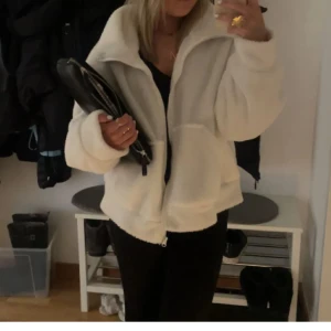 Vit teddyjacka - Jätte fin teddyjacka,köpt av en tjej på plick nyligen men tyvär passade den inte mig💗lånad bild