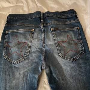 Ascoola lågmidjade Lee jeans med stjärnor på fickorna 🤩 Passformen är straight/lite bootcut 💕 strl 38 men passar alla mellan 36-40 skulle jag säga 