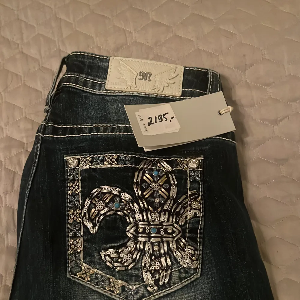 Super snygga miss me jeans i storlek 30, helt oanvända med prislappen på, köpta för 2195!💕. Jeans & Byxor.