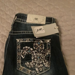 Miss me jeans  - Super snygga miss me jeans i storlek 30, helt oanvända med prislappen på, köpta för 2195!💕
