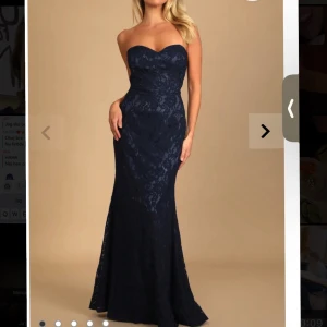 Balklänning  - Min otroliga balklänningen, som tyvärr ej kommer till användning! ❤️Klänningen är otrolig + slutsåld på hemsidan så passa på!! Nypris:1400kr