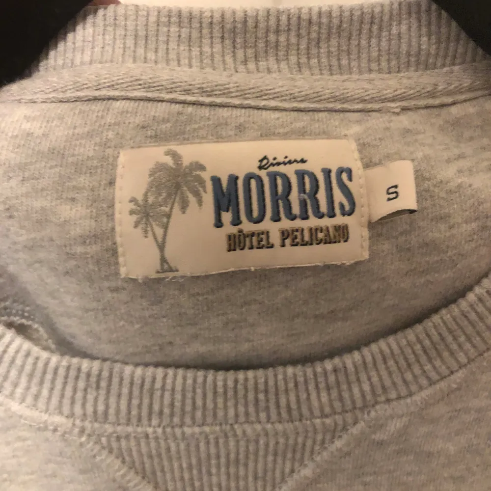 Säljer nu min Morris Sweatshirt som har blivit för liten för mig 🙌 Den har Inge defekter och är i utmärkt skick (8/10) ❗️Skulle dock säga att storleken är lite mindre än S … 🙏 Hör gärna av dig vid funderingar och frågor 🤝. Tröjor & Koftor.