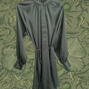 Grön klänning - Helt otrolig klänning passar till både vardag, formellt och fest! Endast Använd en julafton Storlek M. Passar L med