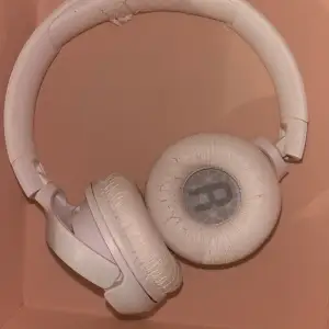 JBL headset som fungerar bra, men har lite slitet tyg. 