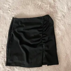 En snygg lite kortare kjol. Säljer på grund av att den aldrig kom till användning.