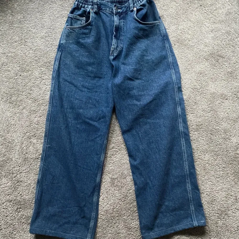 Hej! Jag säljer ett par district jeans som är avkortade ett par centimeter men passar mig som är 167cm. baggy (använda ett fåtal gånger) köparen står för frakten . Jeans & Byxor.