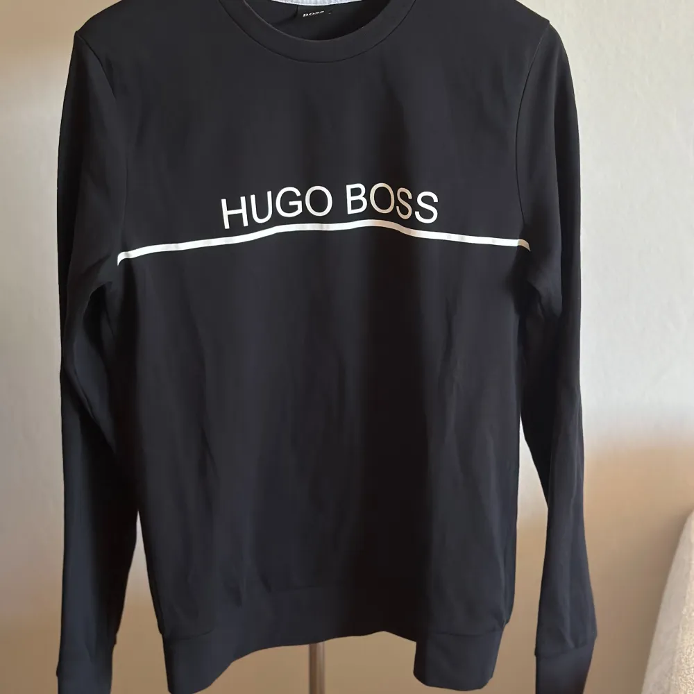 Tunn sweatshirt från Hugo Boss, köpt på deras affär.  Väldigt bra strechtig material.  Använd några gånger, därav priset. Cond: 7/10 Storlek S . Hoodies.