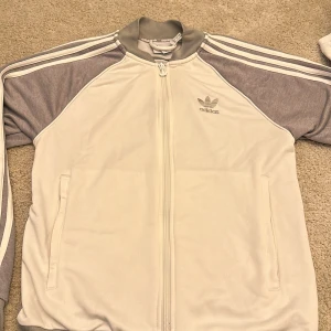 Snygg Adidas tröja - Snygg adidas tröja med dragkedja knappt använt har två st så jag säljer en av dom 