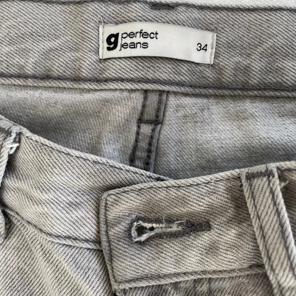 Grå jeans  Lågmidjade  Gina tricot  Straight  Använda fåtal gånger. Jeans & Byxor.