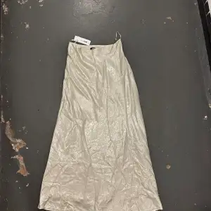 Lång kjol i kräm vit färg.   Storlek M. Pris 150kr. Helt oanvänd och lapp finns kvar. 