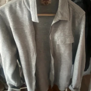 Jacka/tjocktröja - Jacka/ tjocktröja från Tokyo laundry. Har knappt använts och är i mycket bra skick. Storlek M