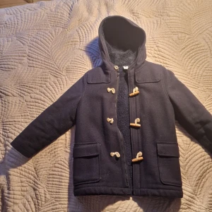 Barn ylle dufflekappa från Petit Bateau - Bra skick Absolut inga defekter, bara nopig på insidan. Passar både till flicka och pojke 80% ull. Kontakta mig för flera bilder
