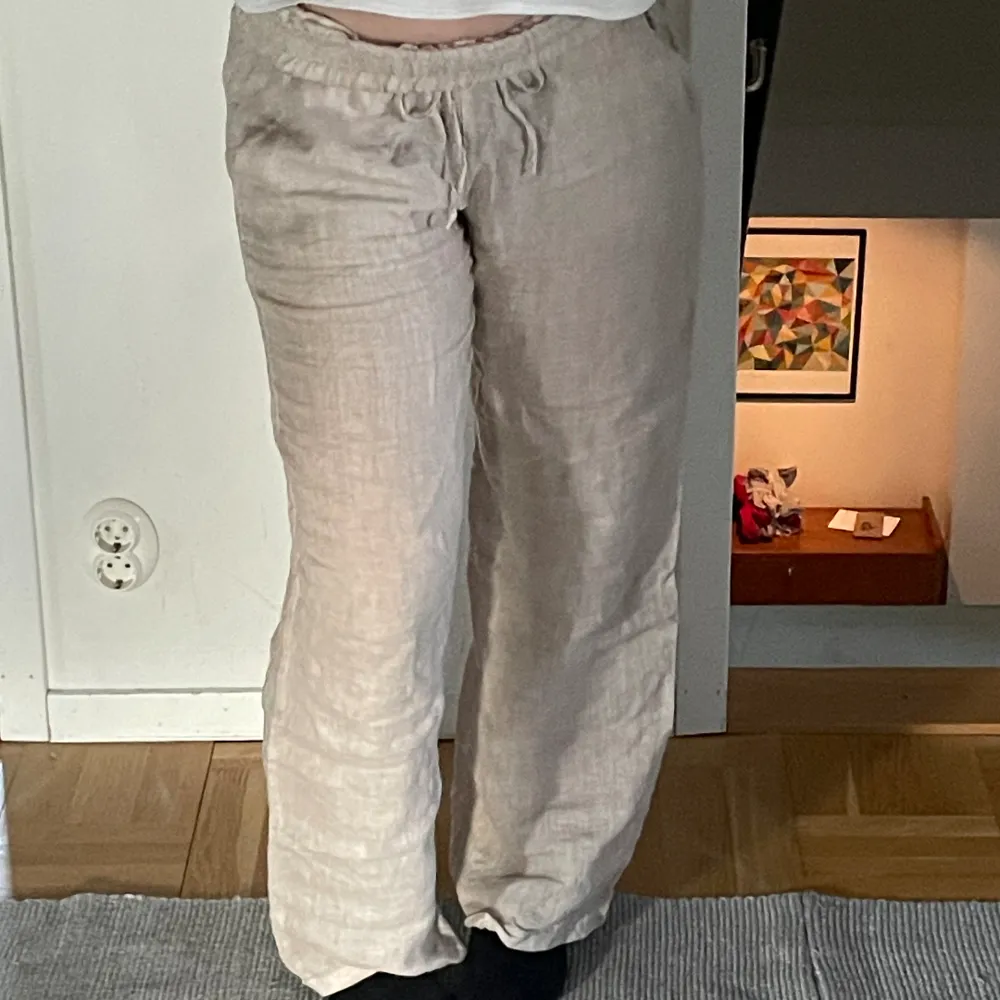 Midwaist Chelsea linnebyxor i storlek S. Lite långa på mig som är 163 cm. Går att vika ner till lågmidjade💗. Jeans & Byxor.