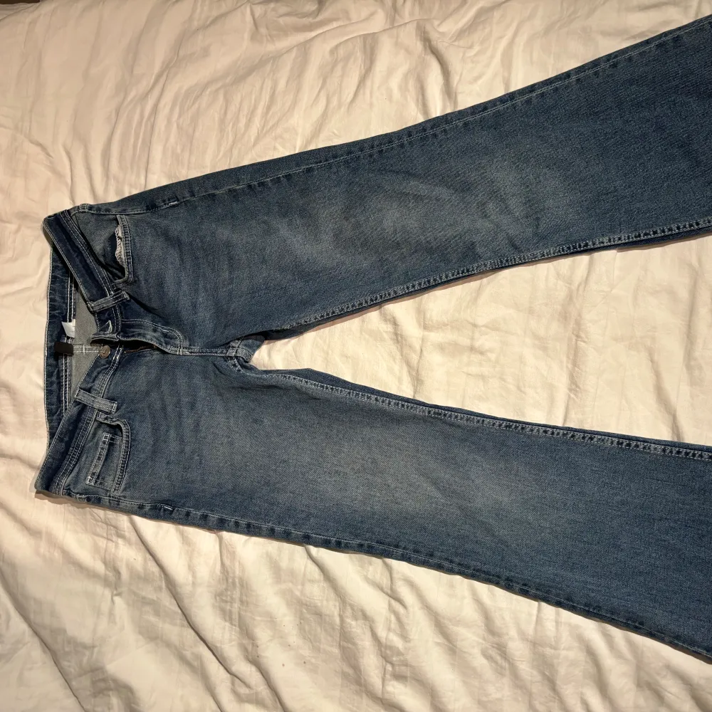 Säljer dessa jätte fina jeans som jag köpte i september men kom aldrig till användning.Köpte dem för 349kr på hm.💗💙. Jeans & Byxor.