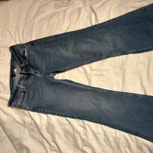 Säljer dessa jätte fina jeans som jag köpte i september men kom aldrig till användning.Köpte dem för 349kr på hm.💗💙