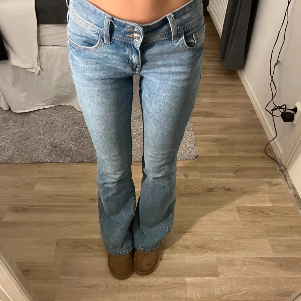 Lågmidjade blåa jeans från H&M med mönster baktill. Säljer eftersom de inte kommer till användning längre💓 är 168cm och jeansen är långa på mig. . Jeans & Byxor.