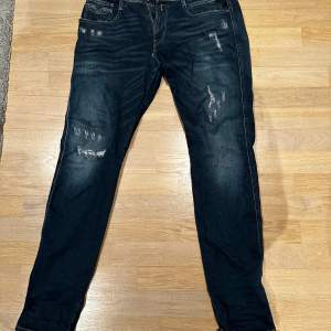 Unika replay jeans med slitningar säljes då dem inte passar. Storleken är 34/34. Köptes för 1899kr
