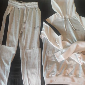 McKenzie Set - En fin grå/vit tracksuit i storlek S Knappt använd och inga defekter Nypris: 599 kr 