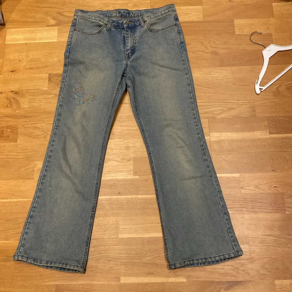 Säljer svin snygga baggy bootcut jeans för använder de inte längre. De är använda några gånger men inte alls slita och alla paljetter sitter kvar. De har en jätte gullig paljett fjäril på framsidan. Köpa för 600kr säljer för 300.priset kan diskuteras. Jeans & Byxor.