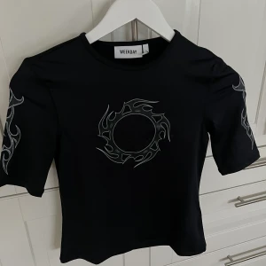 Weekday topp - Oanvänd topp från weekday! Dock så är prislappen inte kvar då jag trodde den skulle komma till användning!