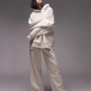 Mjukis set - Tvådelat set. Hoodie + byxor (skriv till mig om du önskar köpa bara 1 del. I bra skick. Slutsåld på deras hemsida