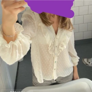 Zara blus  - Helt ny jättefin oanvänd zara blus, har du frågor eller funderingar är det bara och skriva💕 tröjan är XS / S men kan även passa M