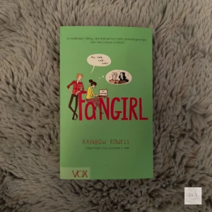 Fangirl av Rainbow Powell (Svenska) - Fangirl av Rainbow Powell (Svenska) Ny och väldigt bra skick 50 kr