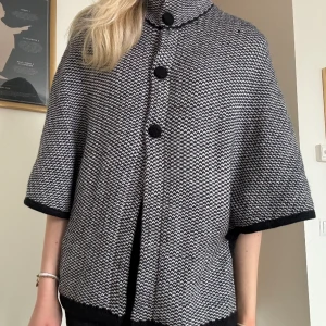 Poncho/ trekvartsärmad kofta - Så sjukt snygg kofta/ poncho💕 sparsamt använd 