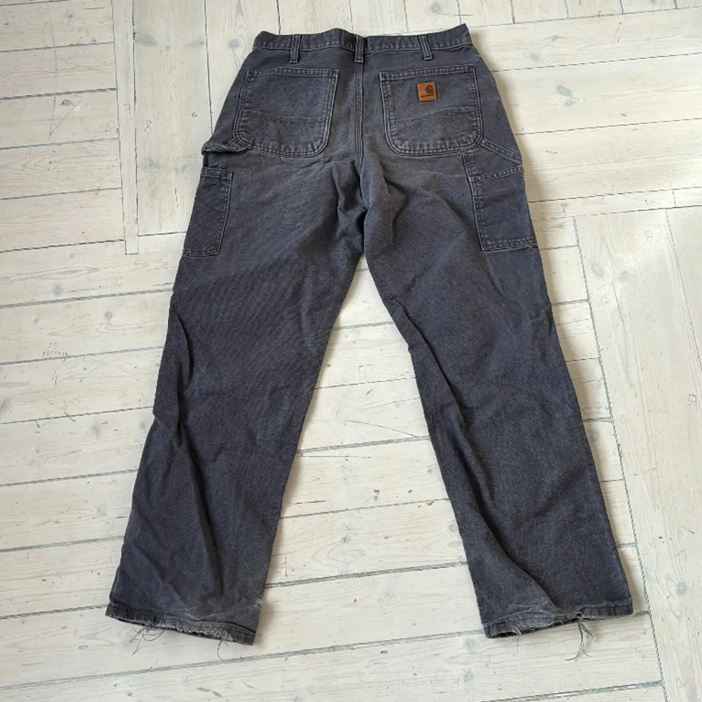 Snygga carhartt workpants köpta på ettresex.🔵 Storlek 32 x 32 🔵 lite grå/lila i färgen och riktigt snygga och bra passform! . Jeans & Byxor.