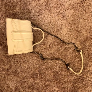 Väska  - Säljer min väska från zara då den inte kommer till användning. Endast använt vid ett tillfälle. 