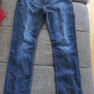Jeans - Använd lite, ganska ny. Rekommenderar för att få en bättre stil. Storleken är 32/33, ungefär M eller lite större. Varan är tvättad och ren.