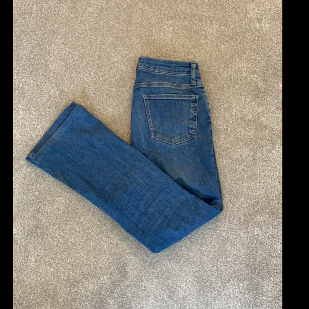 Säljer dessa super fina jeans från zara då jag inte använder dom längre dom är i bra skick  Har sytt up jeansen hos en skräddar så dom passar mig som är 158cm . Jeans & Byxor.
