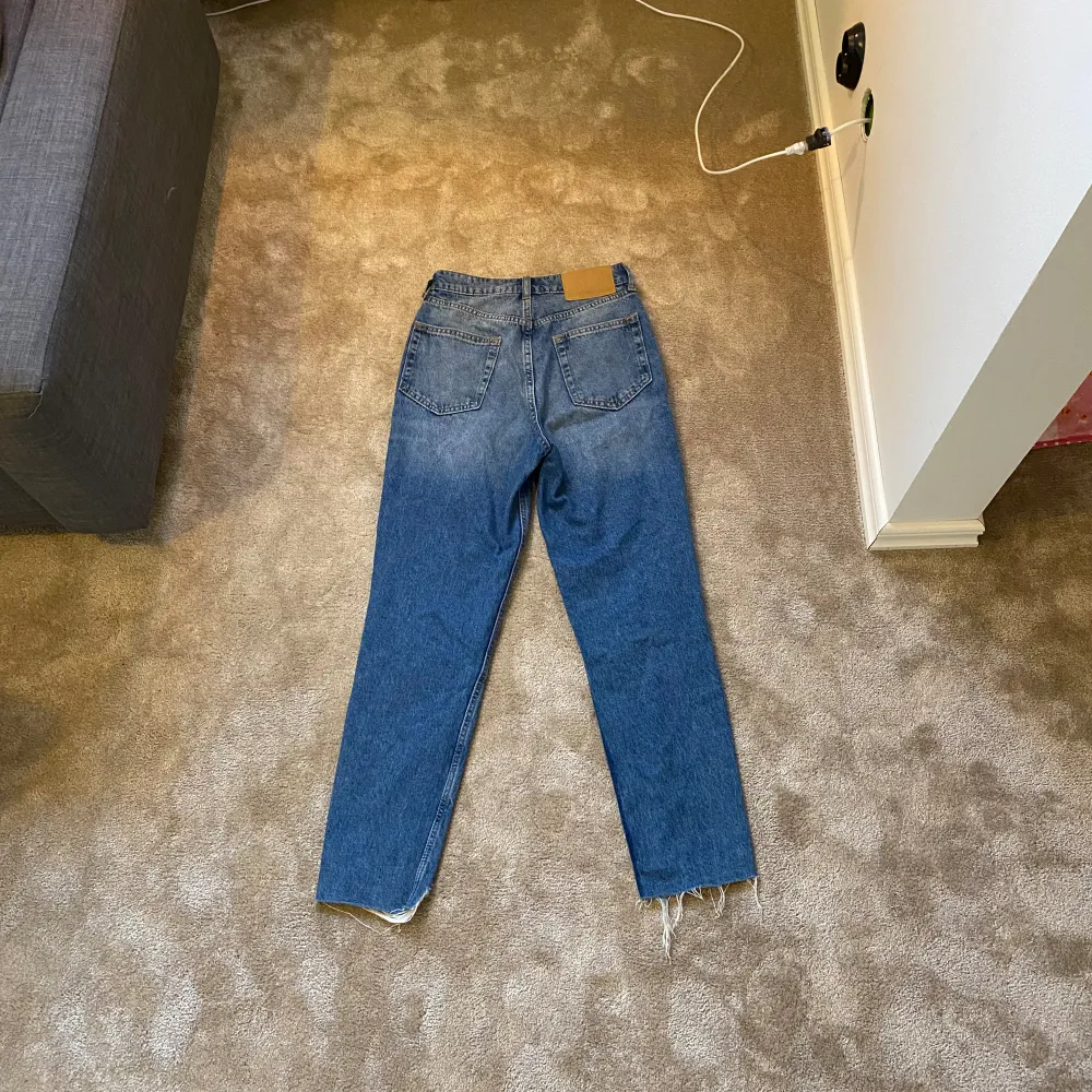 Blåa jeans med hål och slitningar, fint Skick!💙🩵. Jeans & Byxor.