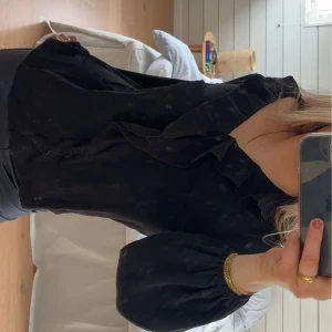 Blus  - Så söt och fin men används ej. Enbart använd 2 gånger och är i toppskick!