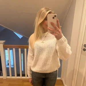 Vit stickad tröja - Den sitter fint men är inte så mjuk i materialet🫶🏻