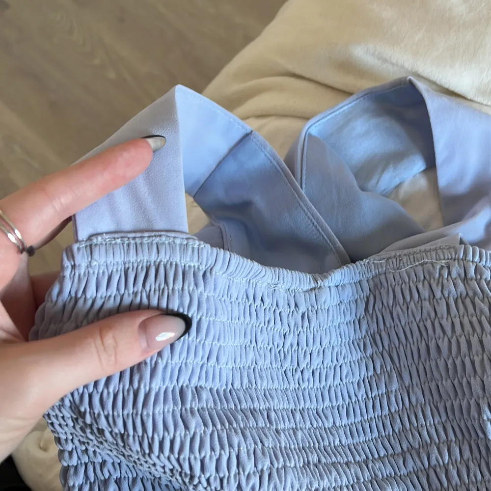 Super fin ljusblå balklänning som endast är använd en gång 🙌🏽   Den är insydd baktill på axelbanden så att den faller sig finare över bröstet.   Skriv om det önskas fler bilder🫶🏽. Klänningar.